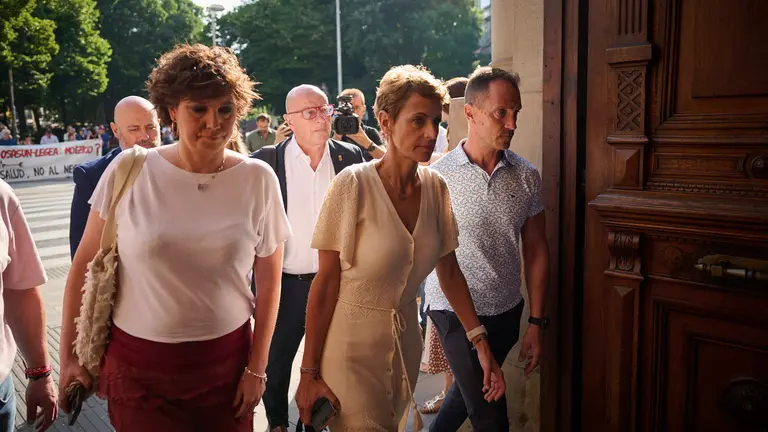 La presidenta Chivite sale de la sede del PSN dirección al pleno del Parlamento. PABLO LASAOSA