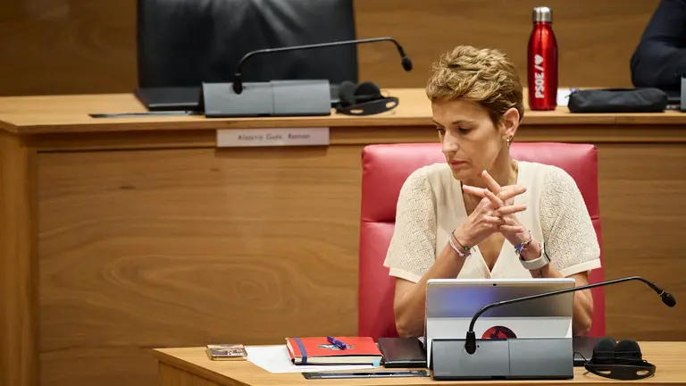 La presidenta María Chivite en su escaño del Parlamento. PABLO LASAOSA