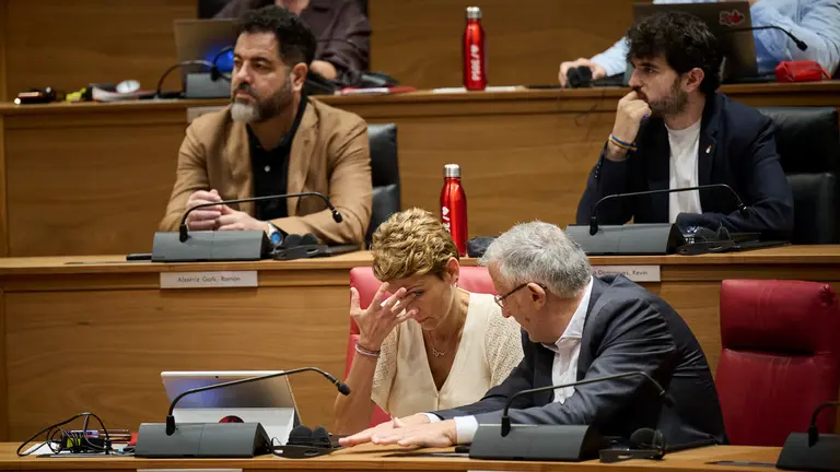 La presidenta María Chivite junto al vicepresidente Taberna, detrás en su escaño del Parlamento, Ramón Alzórriz. PABLO LASAOSA