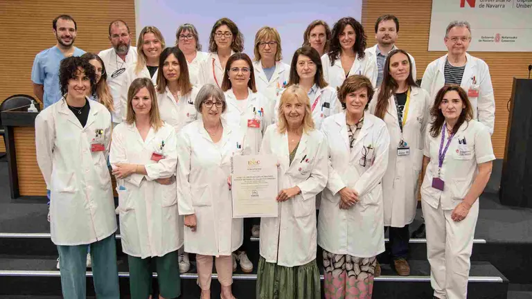 Integrantes de los servicios de hematología y hemoterapia y análisis clínicos, con representantes de Apoyo a la Gestión y de la dirección del HUN. HOSPITAL UNIVERSITARIO DE NAVARRA