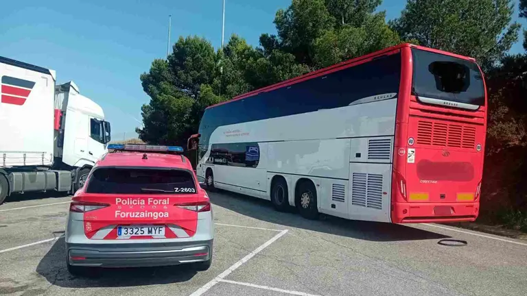 El autobús en el que viajaban los menores en la estación de servicio de Tudela en la AP-68. POLICÍA FORAL