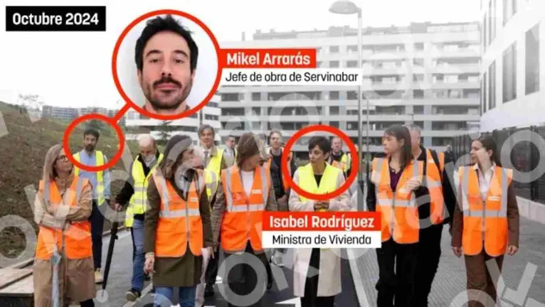 La ministra de vivienda en Ripagaina con las autoridades locales y el jefe de obra de Servinabar. OKDIARIO