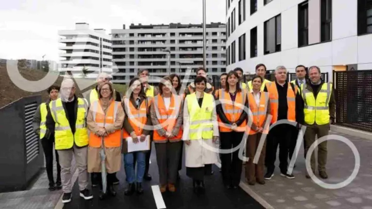 La ministra de Vivienda, Isabel Rodríguez posa con la delegada del Gobierno en Navarra, Alicia Echevarría y la consejera de Vivienda, Begoña Alfaro en las obras de Ripagaina que construye la empresa salpicada por corrupción de Santos Cerdán. OK DIARIO