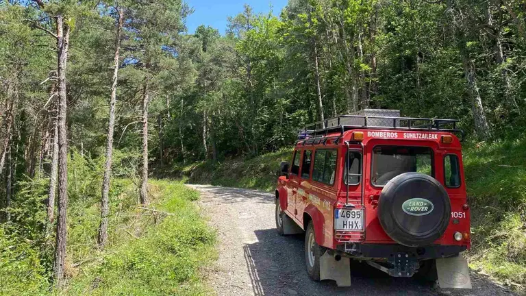 Los bomberos rescatan a un joven con un golpe de calor en el entorno de la ermita de Argiloa, en Sarriés.
BOMBEROS DE NAVARRA