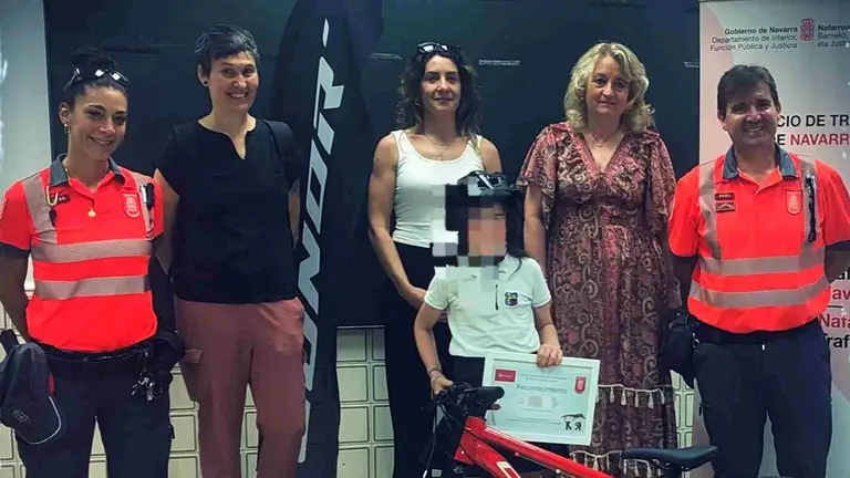 Los agentes de la Policía Foral se desplazaron a los diferentes centros escolares para hacer entrega de la bicicleta y el casco a los seis niños ganadores. POLICÍA FORAL