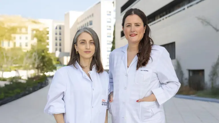La Dra. Irene Gañán-Gómez, investigadora principal del grupo Neoplasia Mielodisplásica del Cima Universidad de Navarra y la Dra. Ana Alfonso, especialista del Área de Cáncer Hematológico del CCUN. CLÍNICA UNIVERSIDAD DE NAVARRA TAG
