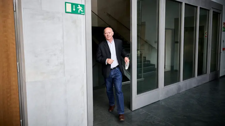 Emilio Jiménez de VOX en su llegada a la Mesa y Junta de Portavoces del Parlamento. PABLO LASAOSA