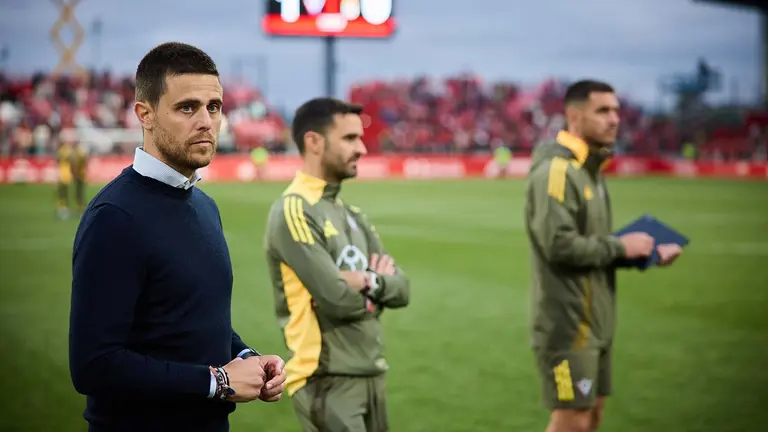 El entrenador italiano del Mirandés, Alessio Lisci, tras el partido de ida de la final de ascenso a Primera División que CD Mirandés y Real Oviedo disputan este domingo en Miranda de Ebro. EFE/David Pérez-Cejuela