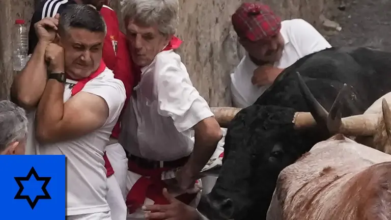 Los toros de la ganadería de Jandilla recorren la cuesta de Santo Domingo durante el sexto encierro de los Sanfermines 2024. EFE Sergio Martín