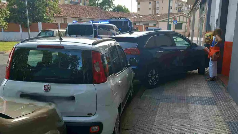 El coche golpeó al vehículo que tenía detrás y este por inercia al que estaba a continuación. EL suyo acabo sobre la acera. POLICÍA MUNICIPAL DE PAMPLONA
