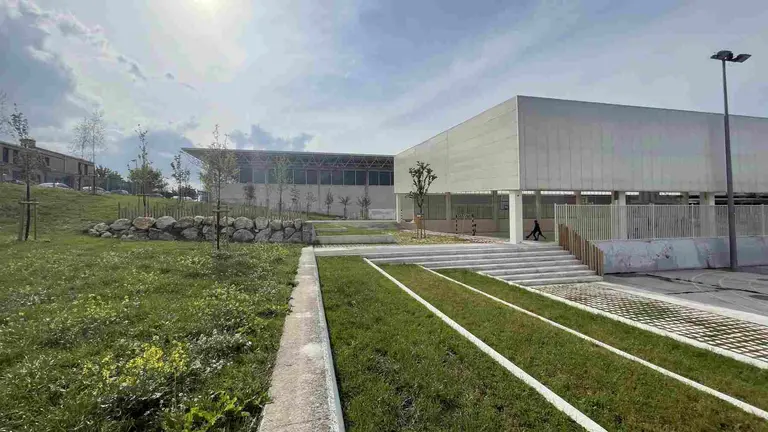 Edificio de los colegios públicos El Lago y Mendigoiti en el barrio de Mendillorri. AYUNTAMIENTO DE PAMPLONA