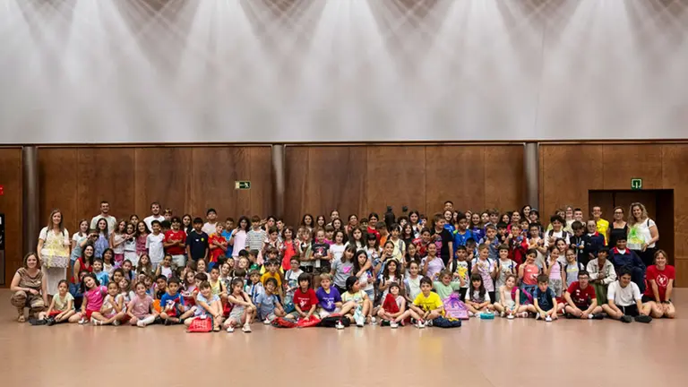 Grupo de estudiantes premiados y participantes en el taller, en el aula Fernando Remacha del edificio de El Sario. CEDIDA