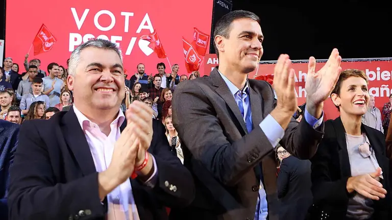 El presidente del Gobierno en funciones, Pedro Sánchez, la presidenta de Navarra, María Chivite, el candidato al Congreso Santos Cerdán, el candidato al Senado Toni Magdaleno y la secretaria general de la Agrupación de Pamplona, Maite Esporrín, en un acto de campaña del PSOE en Pamplona a 1 de noviembre de 2019. David Domench / Europa Press
01/11/2019