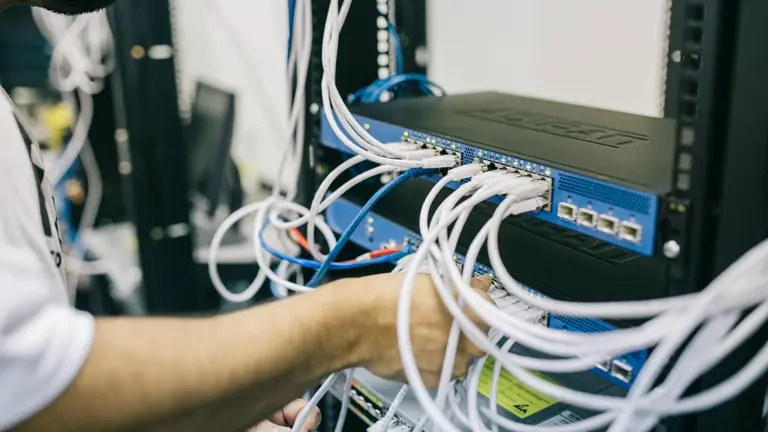 Joven realizando trabajos informáticos, una de las ofertas educativas del nuevo ETI San Juan.  GOBIERNO DE NAVARRA