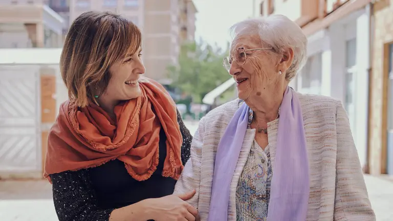Isabel Lecumberri (técnica del Programa Siempre Acompañados de la Fundación Pauma) y Mercedes Garralda (beneficiaria del programa). Xavier Menós