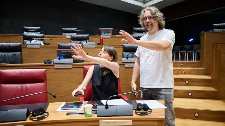 La consejera de Vivienda junto a Daniel López de Contigo Navarra minutos antes del comienzo del pleno del Parlamento. PABLO LASAOSA