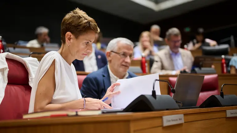 María Chivite minutos antes del comienzo del pleno del Parlamento. PABLO LASAOSA