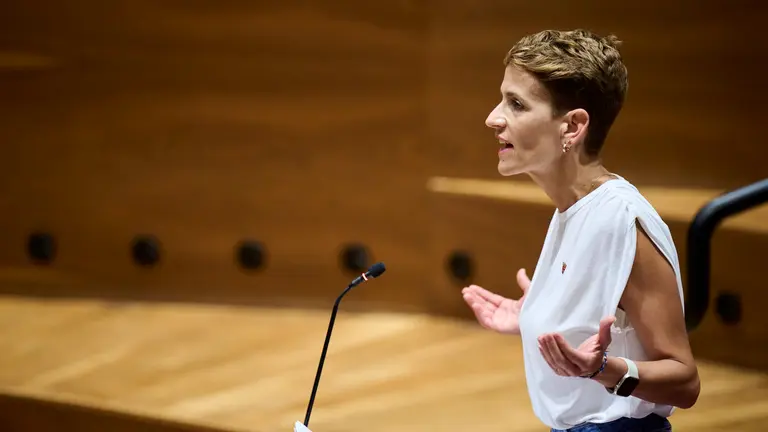 María Chivite interviene en el pleno del Parlamento. PABLO LASAOSA