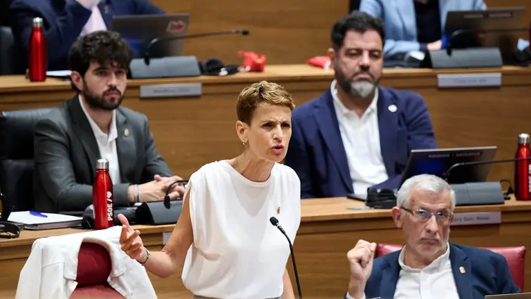María Chivite interviene en el pleno del Parlamento. PABLO LASAOSA