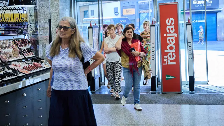 Inicio de la campaña de Rebajas de Verano en El Corte Inglés de Pamplona. IÑIGO ALZUGARAY