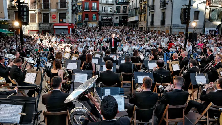 La banda de música La Pamplonesa anuncia la llegada de las fiestas de San Fermín este viernes con su tradicional concierto presanferminero, integrado por temas festivos. Pasacalles, pasodobles, himnos de las peñas, marchas o jotas sonarán desde el escenario de la plaza Consistorial bajo la batuta del músico pamplonés Jesús Garisoain, subdirector de la formación. EFE/ Jesús Diges