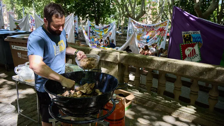 Presentación de las pancartas sanfermineras en el callejón de la Plaza de Toros de Pamplona, con motivo del Día de las Peñas 2025. IÑIGO ALZUGARAY