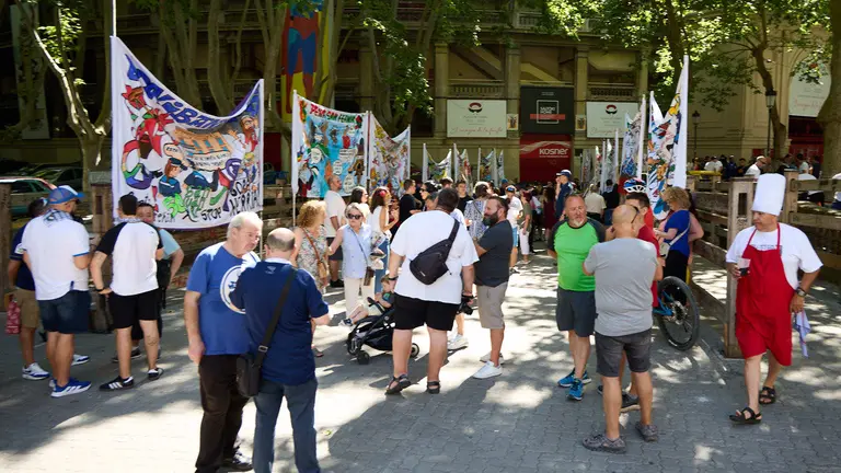 Presentación de las pancartas sanfermineras en el callejón de la Plaza de Toros de Pamplona, con motivo del Día de las Peñas 2025. IÑIGO ALZUGARAY