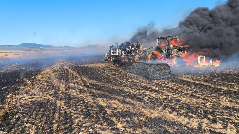 Imagen de un tractor y una empacadora ardiendo en Guerendiáin. BOMBEROS DE NAVARRA