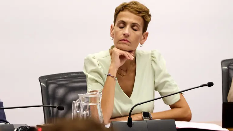 Comparecencia de la presidenta del Gobierno de Navarra, María Chivite, acompañada del consejero de Cohesión Territorial, Óscar Chivite, en la comisión de Régimen Foral del Parlamento de Navarra para explicar el proceso de adjudicación de las obras de los túneles de Belate y las relaciones y contactos entre el Gobierno de Navarra y las empresas que aparecen en el informe de la UCO del caso Cerdán. IÑIGO ALZUGARAY