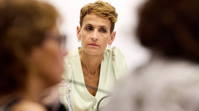 Comparecencia de la presidenta del Gobierno de Navarra, María Chivite, acompañada del consejero de Cohesión Territorial, Óscar Chivite, en la comisión de Régimen Foral del Parlamento de Navarra para explicar el proceso de adjudicación de las obras de los túneles de Belate y las relaciones y contactos entre el Gobierno de Navarra y las empresas que aparecen en el informe de la UCO del caso Cerdán. IÑIGO ALZUGARAY