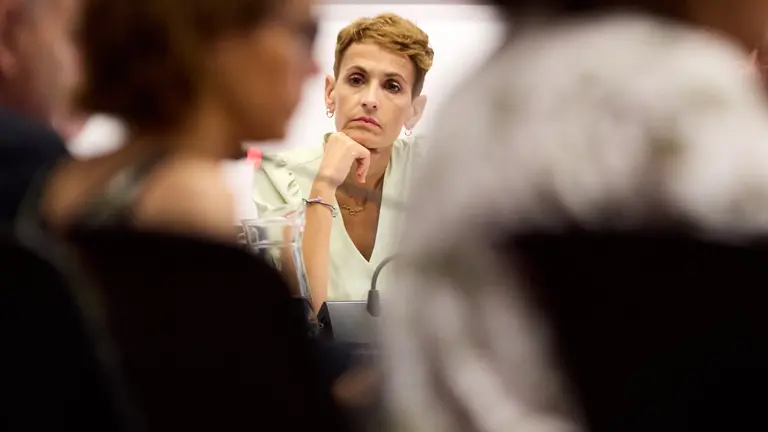 Comparecencia de la presidenta del Gobierno de Navarra, María Chivite, acompañada del consejero de Cohesión Territorial, Óscar Chivite, en la comisión de Régimen Foral del Parlamento de Navarra para explicar el proceso de adjudicación de las obras de los túneles de Belate y las relaciones y contactos entre el Gobierno de Navarra y las empresas que aparecen en el informe de la UCO del caso Cerdán. IÑIGO ALZUGARAY