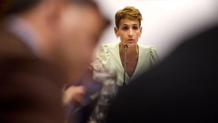 Comparecencia de la presidenta del Gobierno de Navarra, María Chivite, acompañada del consejero de Cohesión Territorial, Óscar Chivite, en la comisión de Régimen Foral del Parlamento de Navarra para explicar el proceso de adjudicación de las obras de los túneles de Belate y las relaciones y contactos entre el Gobierno de Navarra y las empresas que aparecen en el informe de la UCO del caso Cerdán. IÑIGO ALZUGARAY