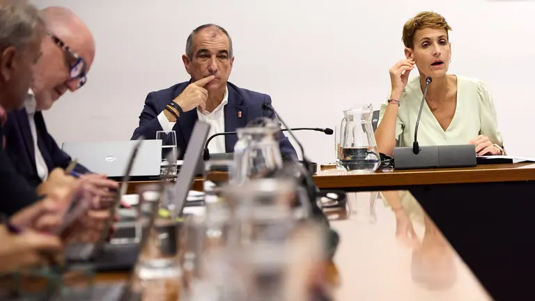 Comparecencia de la presidenta del Gobierno de Navarra, María Chivite, acompañada del consejero de Cohesión Territorial, Óscar Chivite, en la comisión de Régimen Foral del Parlamento de Navarra para explicar el proceso de adjudicación de las obras de los túneles de Belate y las relaciones y contactos entre el Gobierno de Navarra y las empresas que aparecen en el informe de la UCO del caso Cerdán. IÑIGO ALZUGARAY