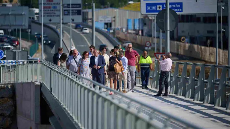 Autoridades en el nuevo puente que une Barañían con el polígono Landaben de Pamplona. GOBIERNO DE NAVARRA