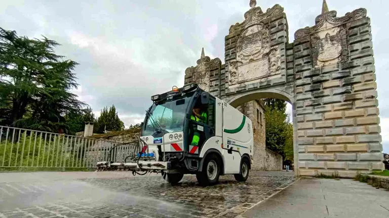 Un vehículo con hidrolimpiador y baldeo en el parque de la Taconera de Pamplona. FCC