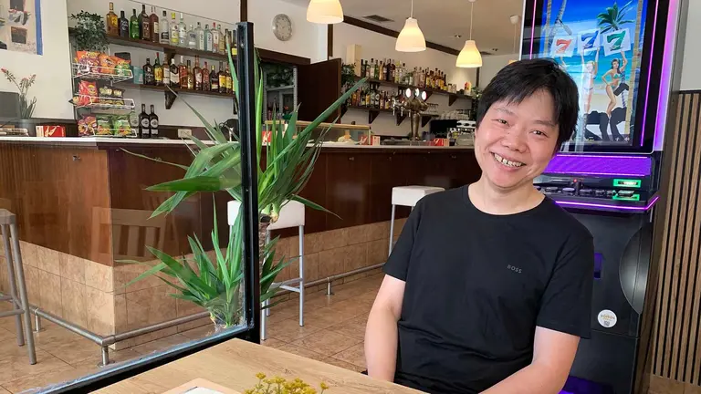 Carlos en el interior del bar restaurante Txarla en la calle Sangüesa de Pamplona. Navarra.com
