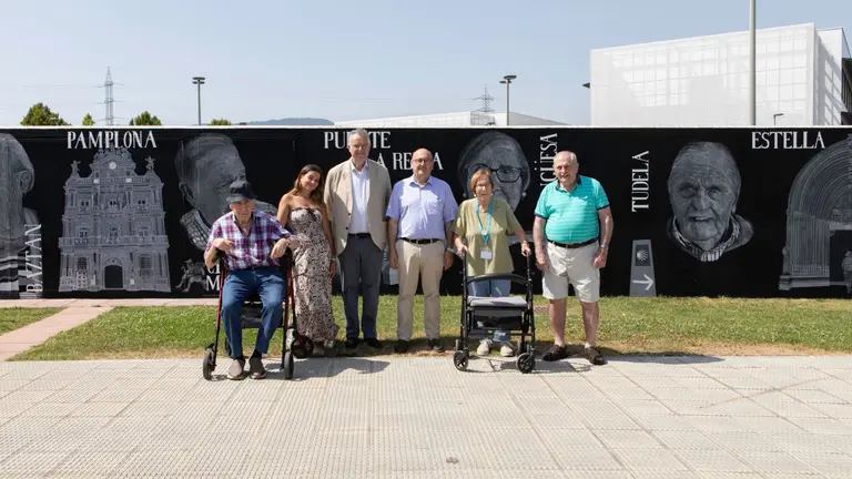 3 de los protagonistas del mural: Bonifacio San Miguel, María Ángeles Alcat y Ángel Guayar (falta Eugenia Indurain). Laura Paz, Rafael Ansó y Rafael Sánchez-Ostiz. CEDIDA