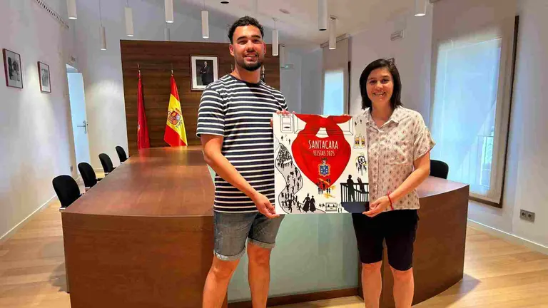 María Alejandra junto a Miguel Ibiricu en el salón de plenos del Ayuntamiento de Santacara. AYUNTAMIENTO DE SANTACARA
