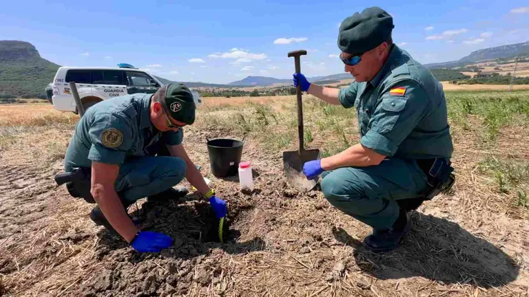 Dos agentes de la Guardia Civil tomando muestras en el acuífero contaminado. GUARDIA CIVIL