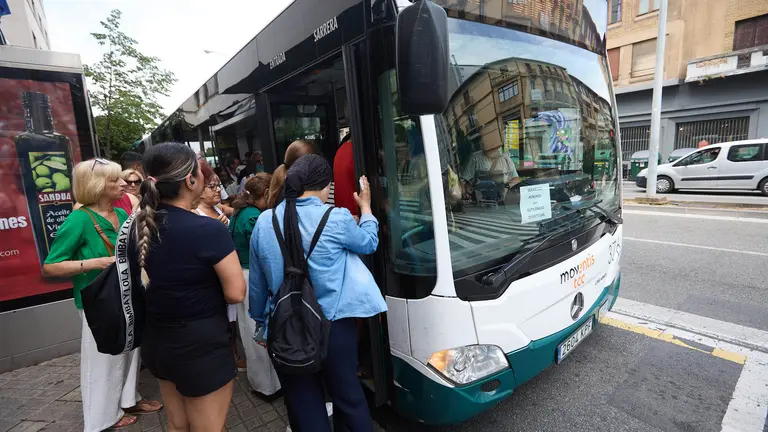 Inicio de la huelga indefinida de las villavesas en Pamplona. IÑIGO ALZUGARAY