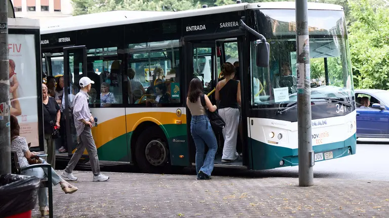 Inicio de la huelga indefinida de las villavesas en Pamplona. IÑIGO ALZUGARAY