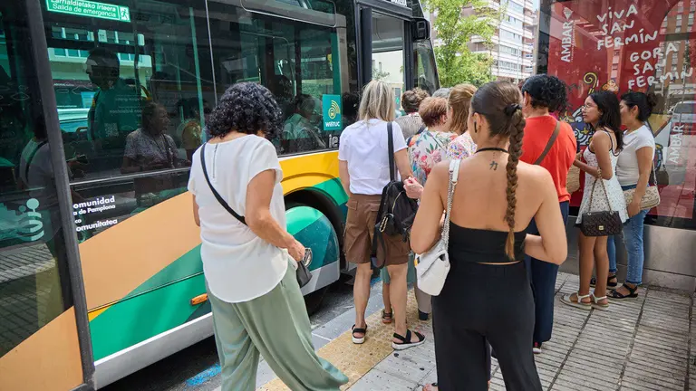 Inicio de la huelga indefinida de las villavesas en Pamplona. IÑIGO ALZUGARAY
