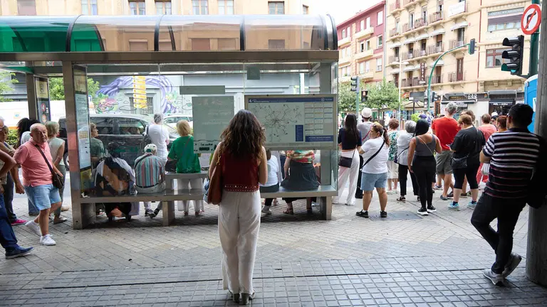 Inicio de la huelga indefinida de las villavesas en Pamplona. IÑIGO ALZUGARAY