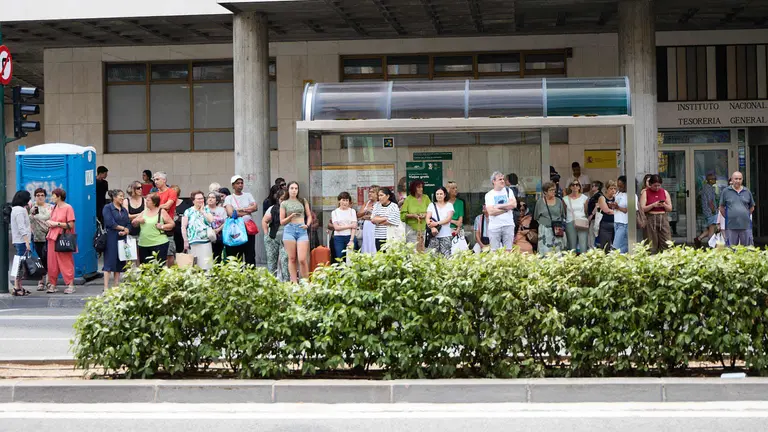 Inicio de la huelga indefinida de las villavesas en Pamplona. IÑIGO ALZUGARAY