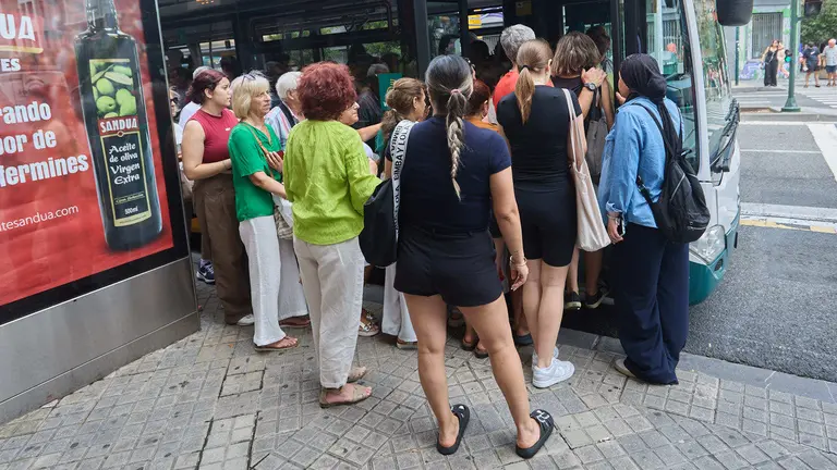 Inicio de la huelga indefinida de las villavesas en Pamplona. IÑIGO ALZUGARAY