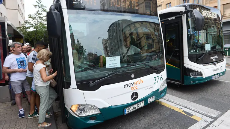 Inicio de la huelga indefinida de las villavesas en Pamplona. IÑIGO ALZUGARAY