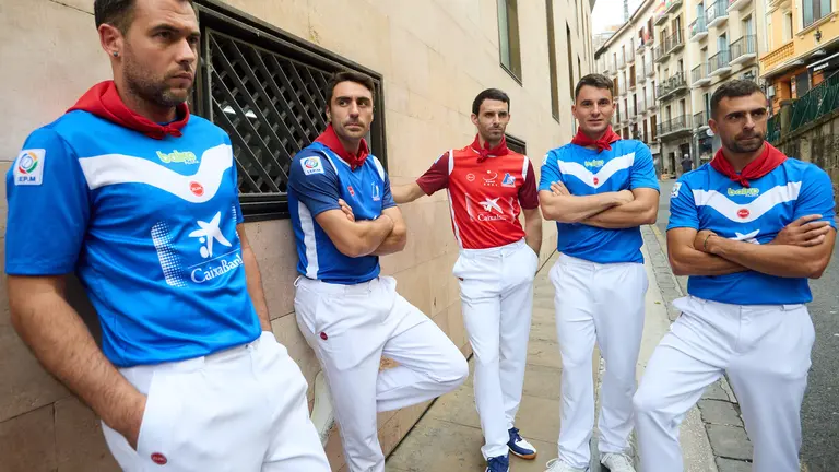 Presentación del Torneo de San Fermín de Pelota 2025, con la presencia de los 32 pelotaris que disputarán dicho campeonato en el frontón Labrit de Pamplona. IÑIGO ALZUGARAY