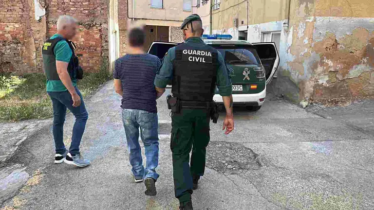 Momento de la detención de uno de los implicados en la ioperación Naimac. GUARDIA CIVIL