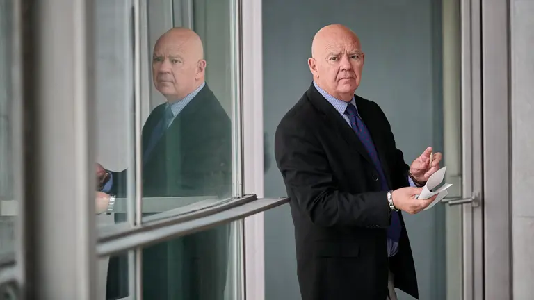 Emilio Jiménez del VOX durante la sesión constitutiva de la comisión de investigación del Parlamento de Navarra sobre las licitaciones y adjudicaciones de obra pública del Gobierno de Navarra. PABLO LASAOSA