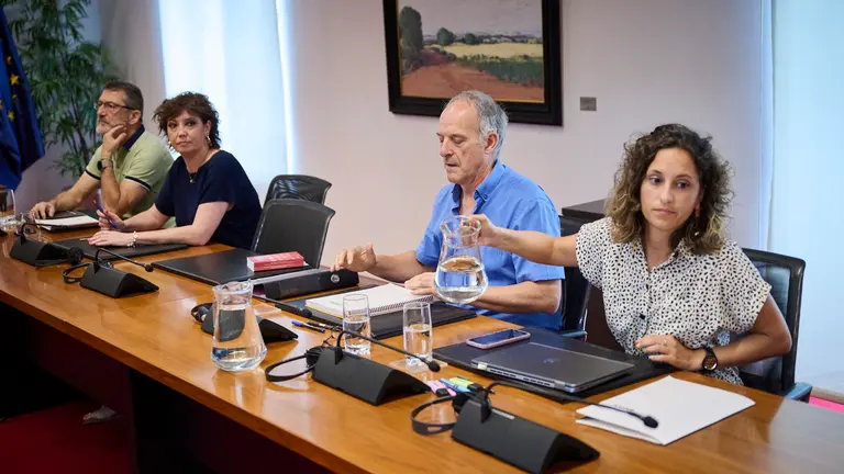 Ainhoa Unzu y Javier Lecumberri del PSN junto a Adolfo Araiz e Irati Jiménez de EH Bildu durante la sesión constitutiva de la comisión de investigación del Parlamento de Navarra sobre las licitaciones y adjudicaciones de obra pública del Gobierno de Navarra. PABLO LASAOSA